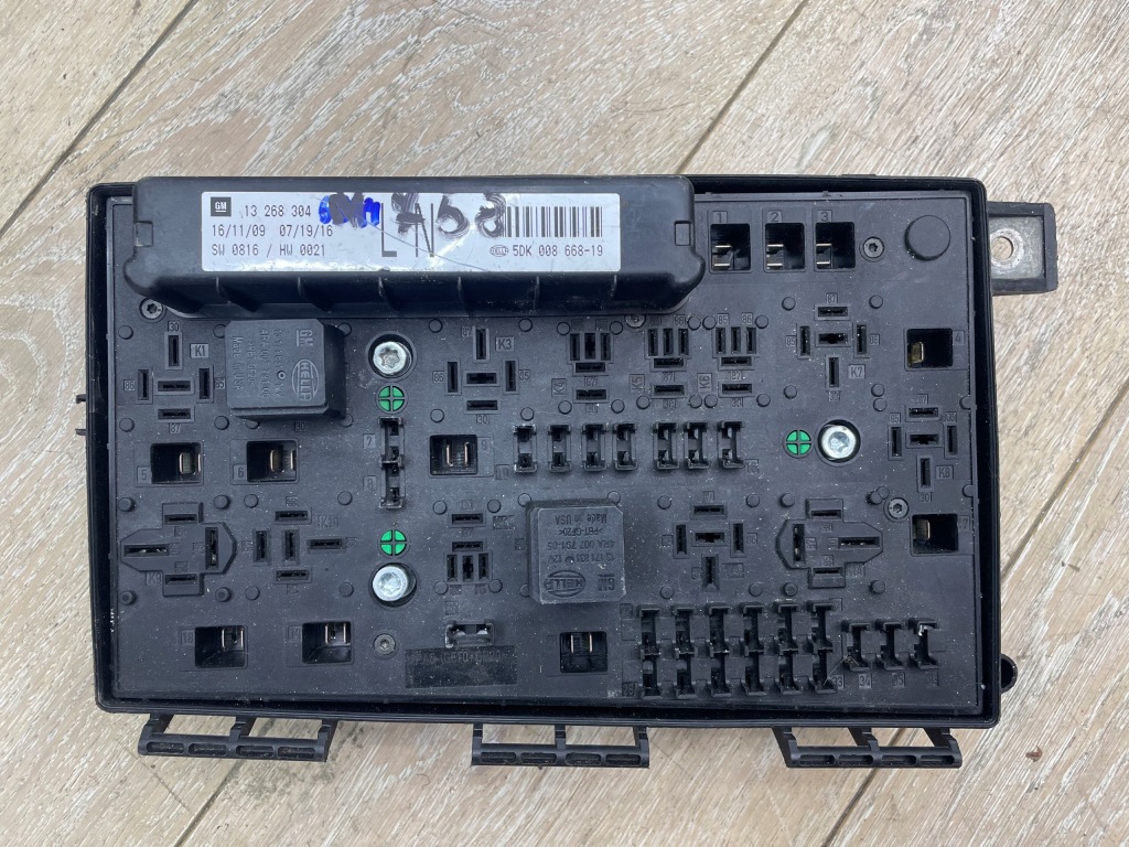 Купити Opel astra h рестайлінг  коробка запобіжників 13268304
