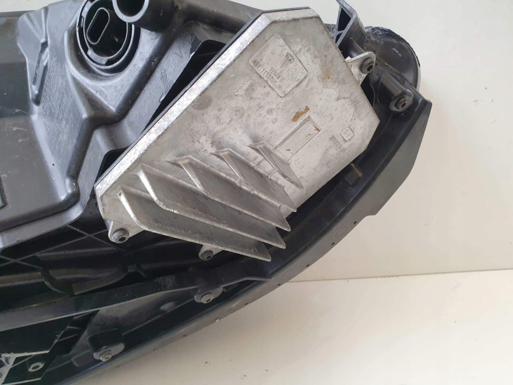 Tesla 3 3 фара лівий перед led 107375-00-c в Україні