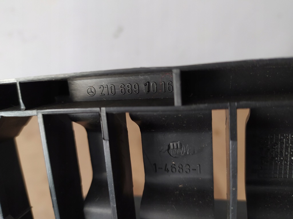 фото №2, Каркас рамка корпус радио mercedes w210 2106891016