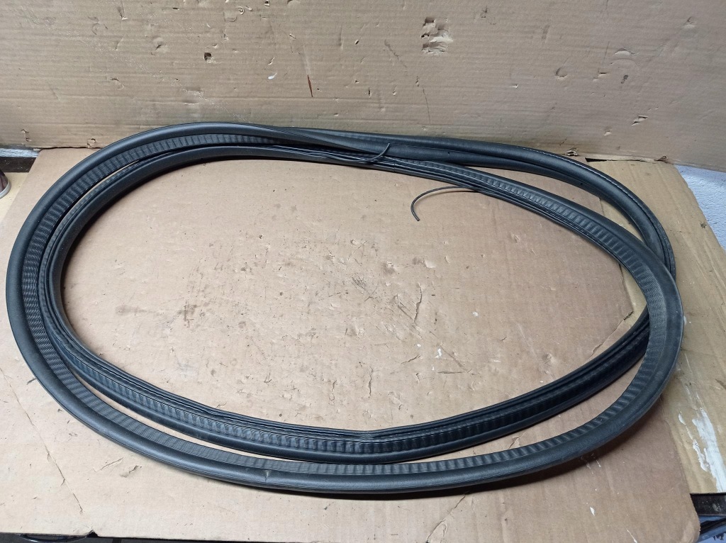 фото №1, Резиновый элемент прокладка багажника land rover discovery l462