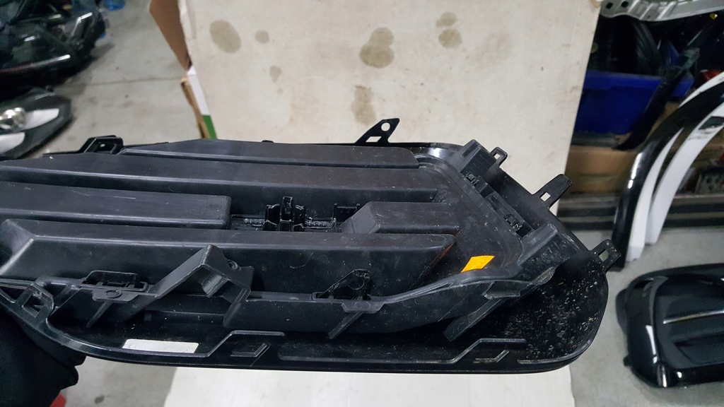 фото №11, Решётка бампера правый перед- vw touareg iii r-line 760853664a