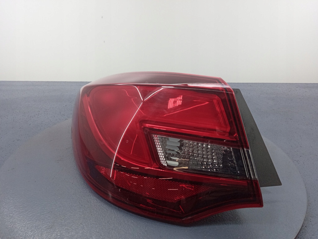 Купити Astra j седан лампа задній ліва зовнішня 25870153