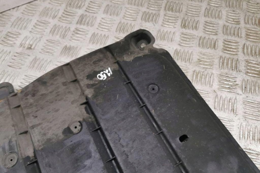 Задняя средняя накладка подвеска seat ateca kh7 5q0825229c 1.6l дизель 2016 Киев