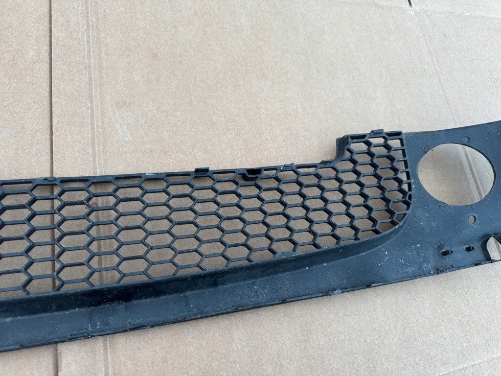 Бампер решётка средняя fiat 500 abarth оригинал нет клееная Цена