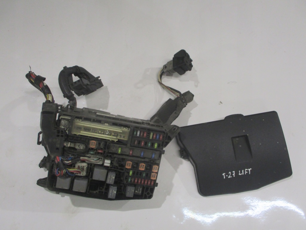 Купить Коробка предохранителей toyota avensis t27 82111-05t70