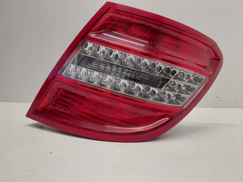 Купити Лампа задня права mercedes w204 led оригінальний номер 2048204064
