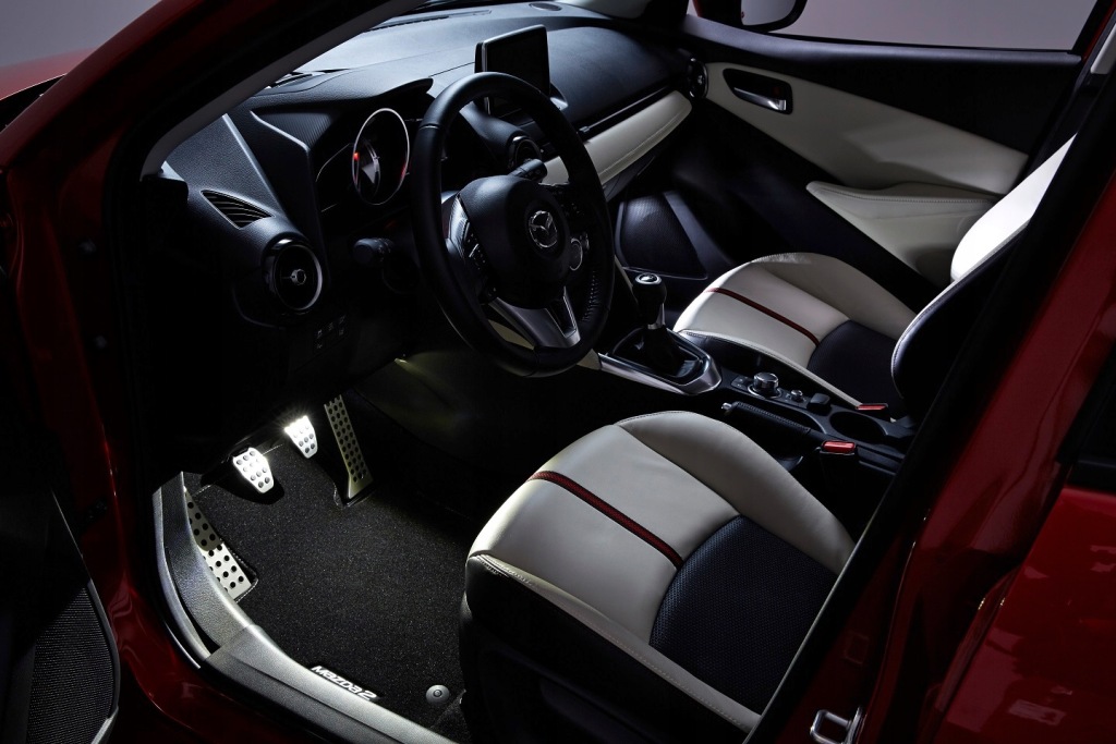 фото №3, Білий світлодіодний освітлення вітальні mazda