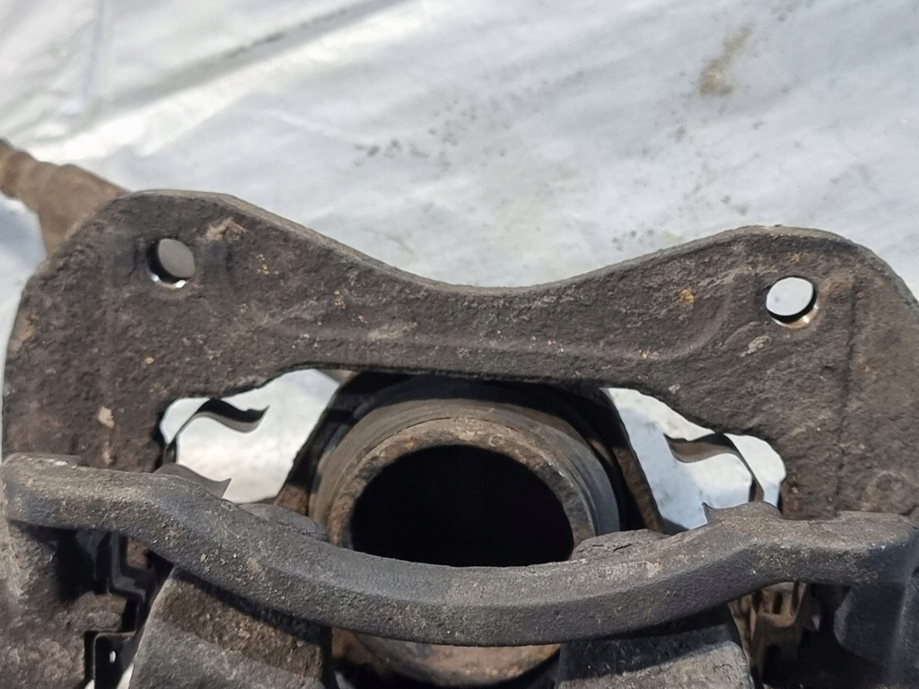 фото №13, Суппорт тормозной + скоба правый перед hyundai sonata v 2.0 crdi 103kw