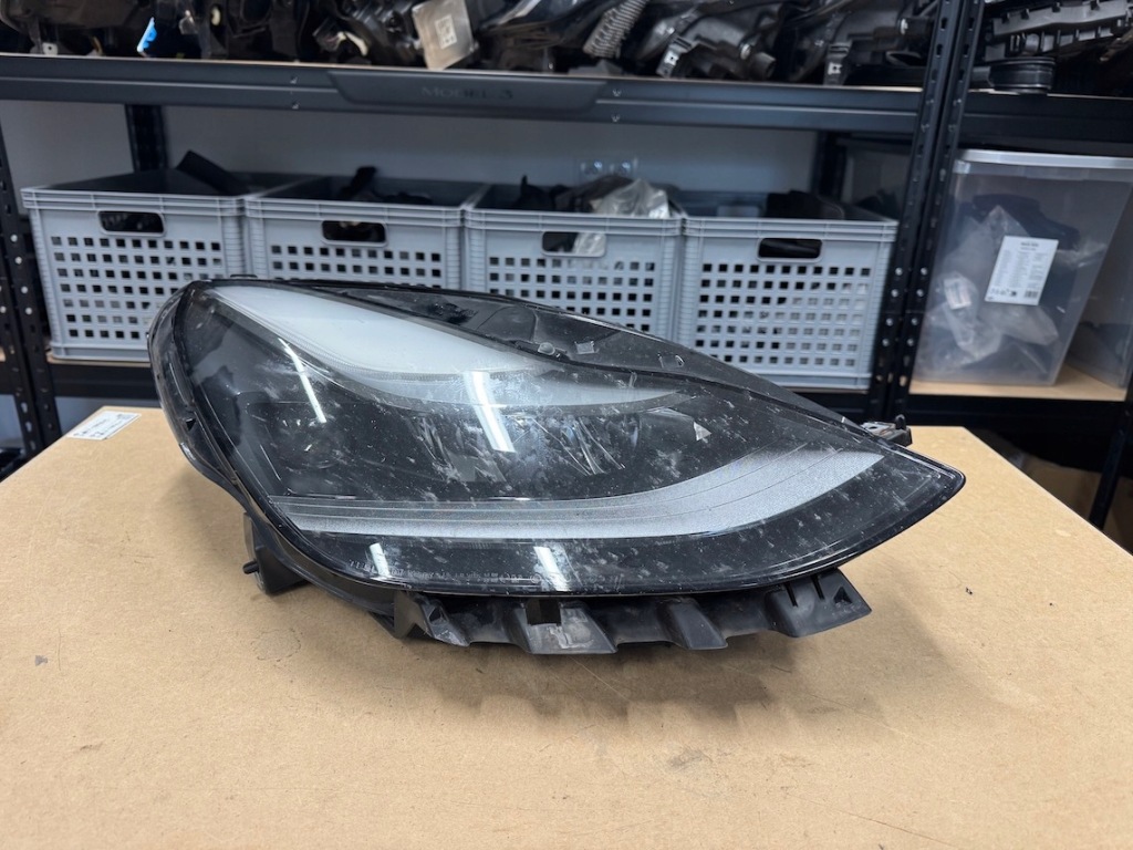 Купить Tesla model 3 3 y рестайлинг  фара передняя правый  full led оригинал идеальная