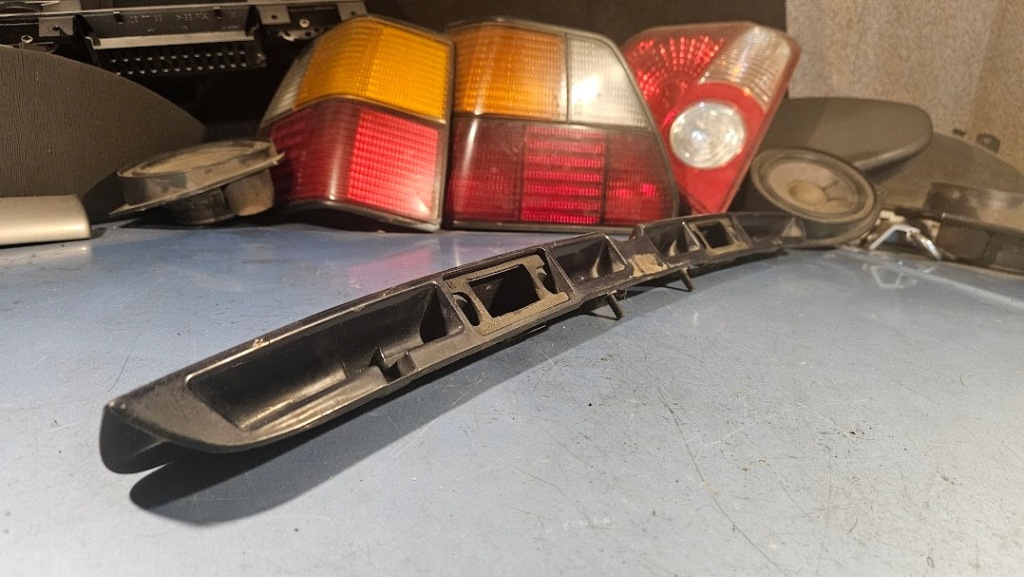 Накладка молдинг крышки багажника audi a4 b5 8d5827576 Оригинал