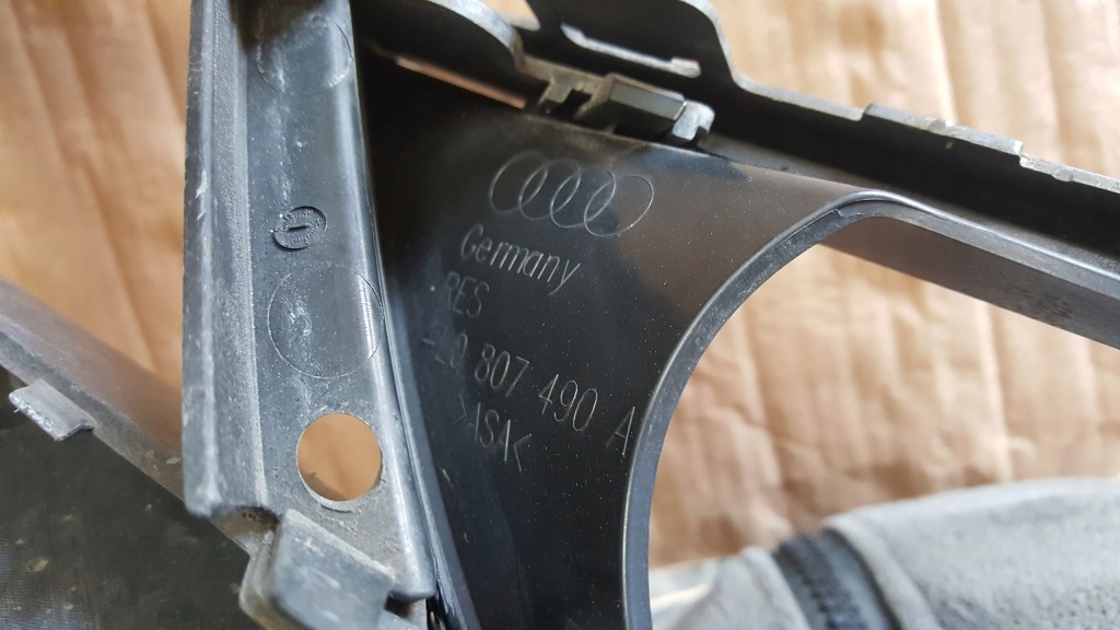 Права решітка бампера перед 4l0807062d 4l0807490a audi q7 2010-2015 Доставка