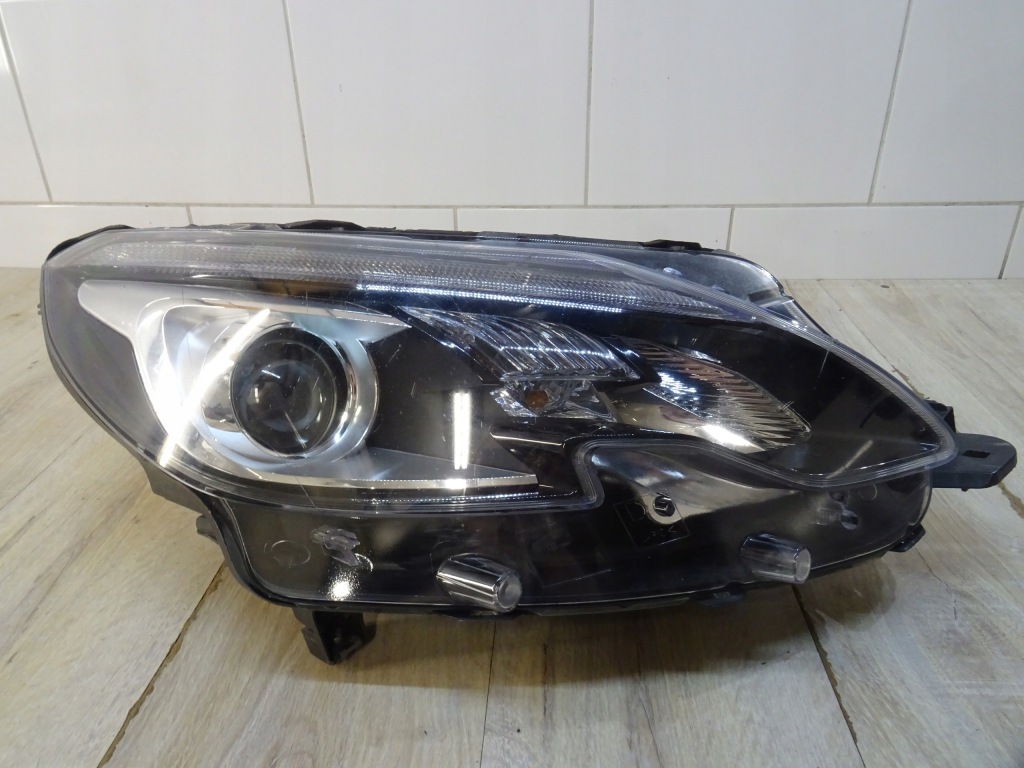 Купить Peugeot 2008 i lift 16- лампа правая перед 9814739580 llu