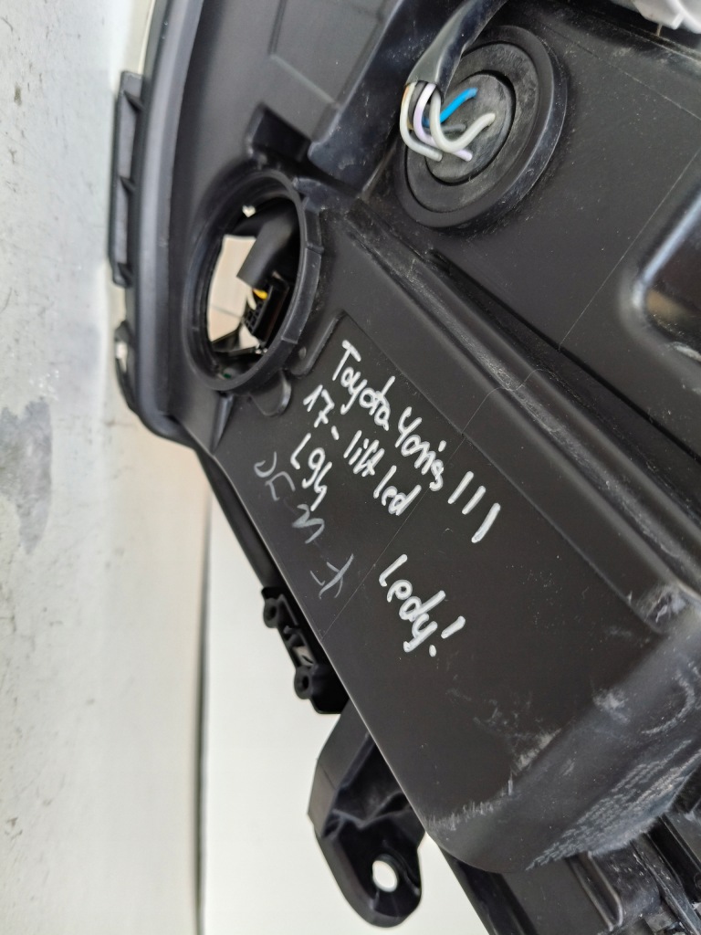 Фара правый  фара toyota yaris 3 17- рестайлинг  led Киев