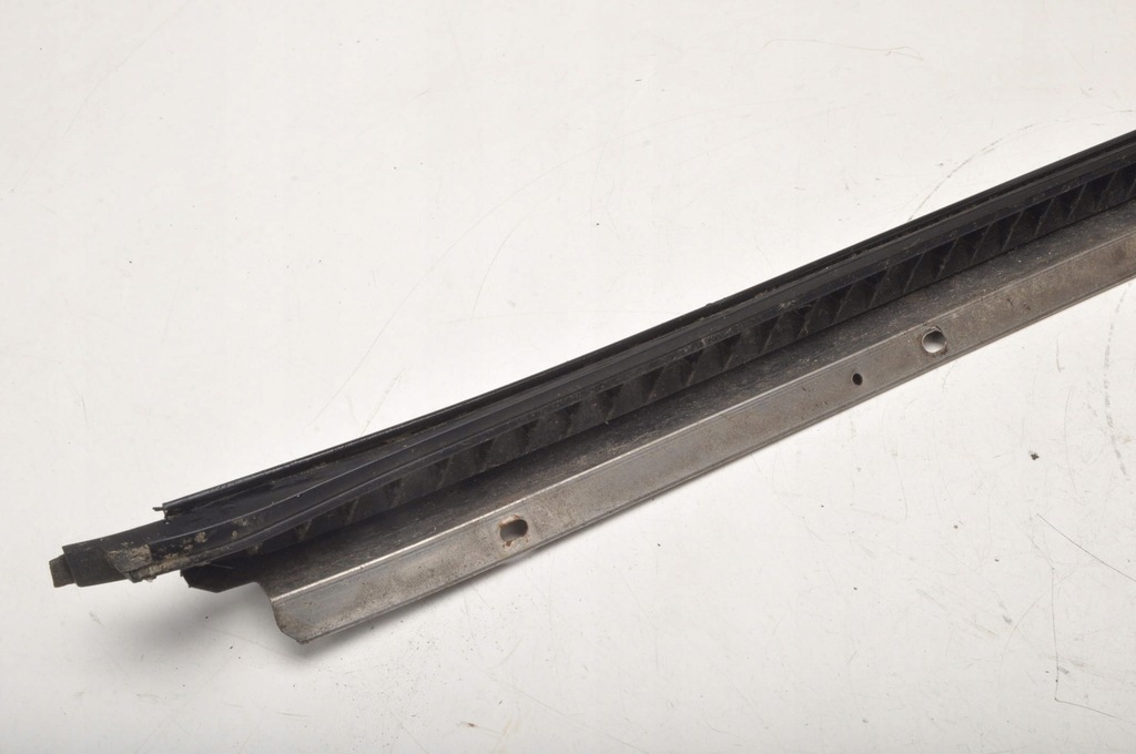 фото №7, Toyota tundra молдинг стекло лобовое правая 00-06