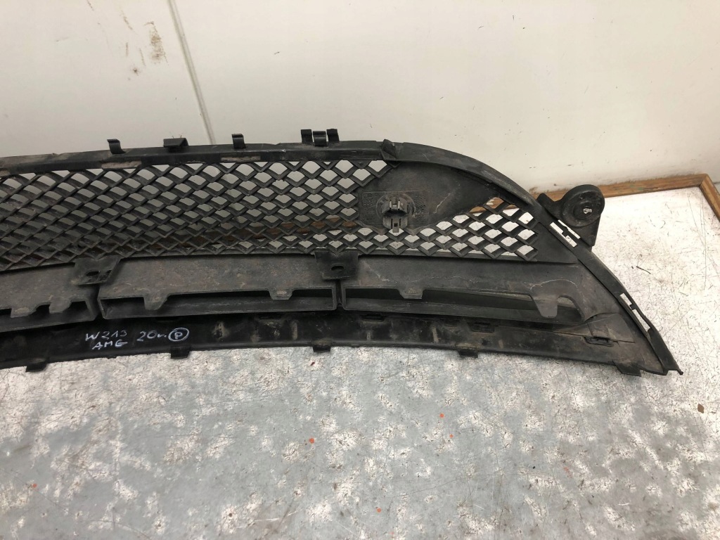 Решётка средняя бампера перед mercedes w213 amg a2138856900 Цена