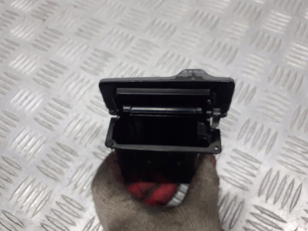 фото №4, Попільничка двері toyota avensis verso