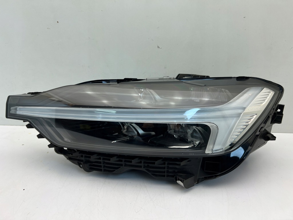 Купить Volvo xc60 2 рестайлинг  фара передняя левая full led 2022-