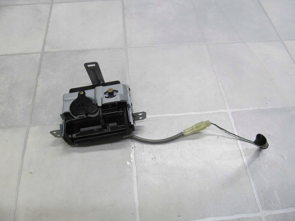 фото №1, Toyota avensis verso попільничка панелі 01-07