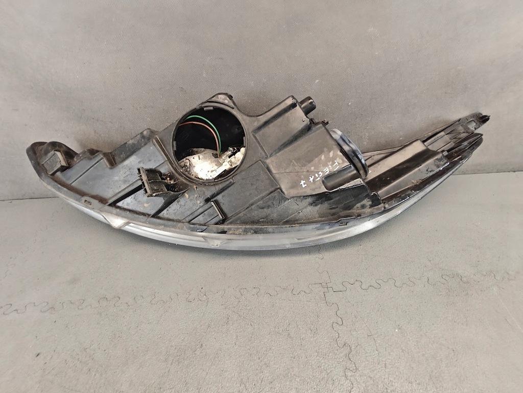 фото №8, Ford fiesta mk 7 правая лампа передняя uk