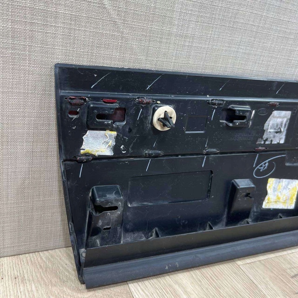 фото №8, Range rover velar l560 2017 - молдинг na дверь правый задняя j8a2-274a48-a