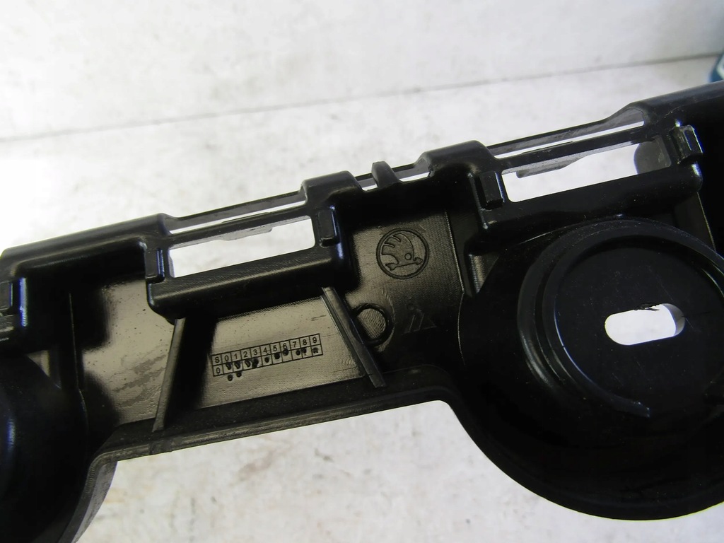 фото №8, Skoda octavia iv kombi направляющая бампера правый задняя