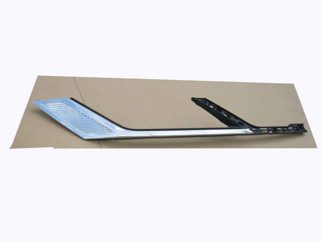 фото №1, Молдинг хром правая лампы перед vw touareg iii 18-21