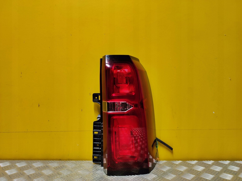 фото №1, Chevrolet tahoe iv 2014- лампа задняя r usa