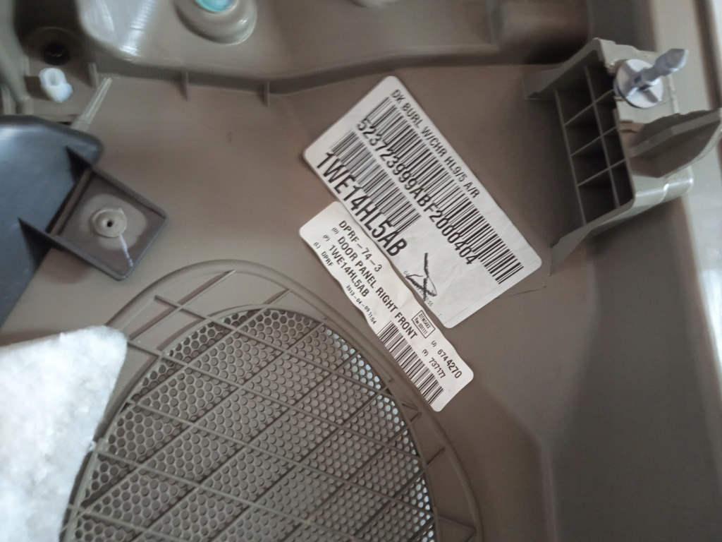 фото №10, Town country v 10- 20 обшивка правый перед usa