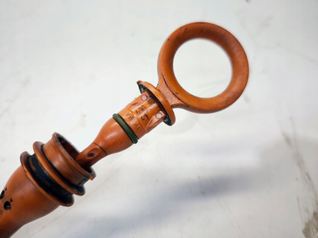 Щуп щуп уровня масла audi a4 b7 a6 c6 2.0 tdi 03g103634t 03g115611k в Украине