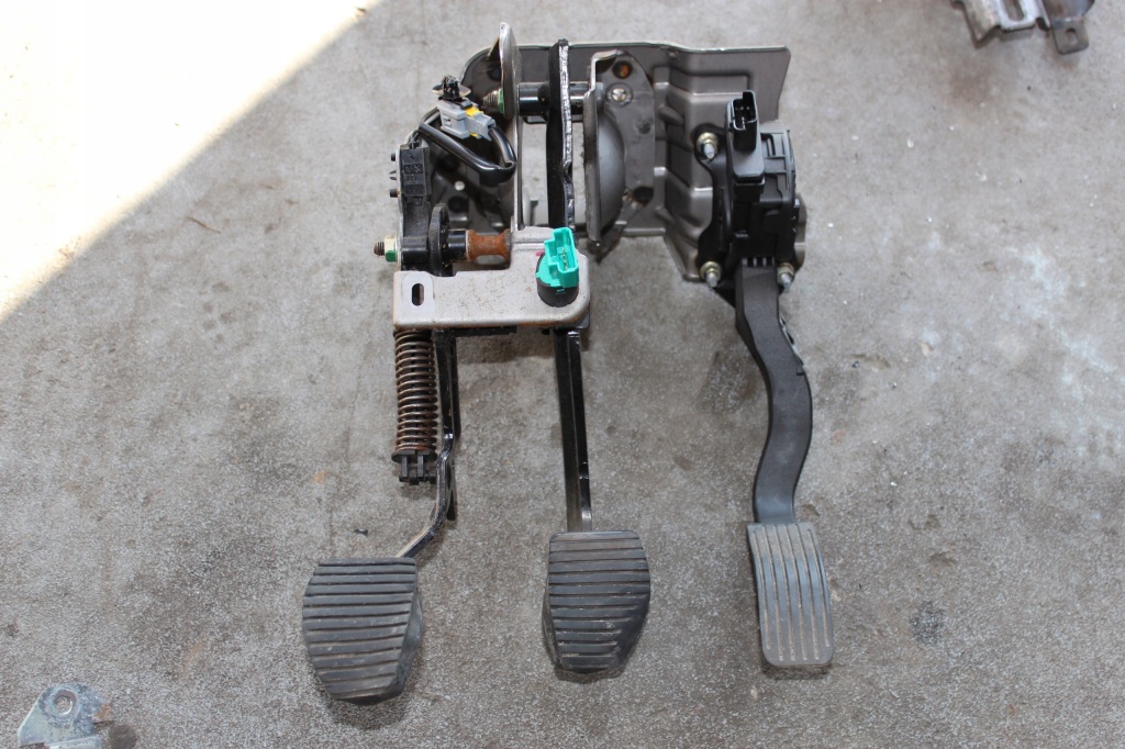 фото №1, Peugeot 207 1.6 педаль сцепления тормоза gaz europa