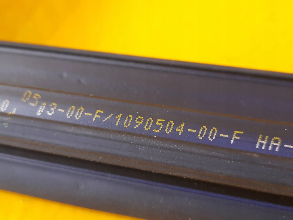 Tesla model 3 молдинг ущільнювач двері права Ціна