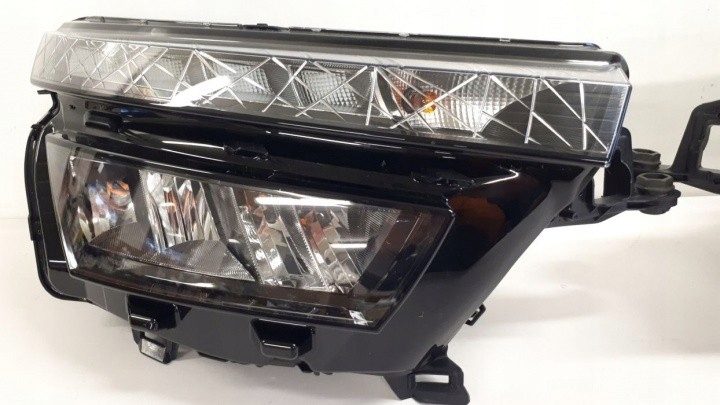 фото №4, Skoda kamiq лампа led левая правая перед