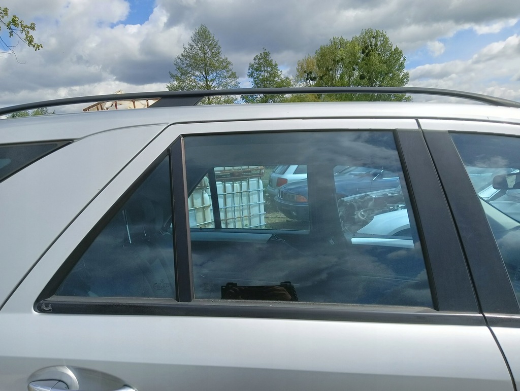 фото №1, Mercedes ml w164 стекло боковая правая задняя дверь задняя