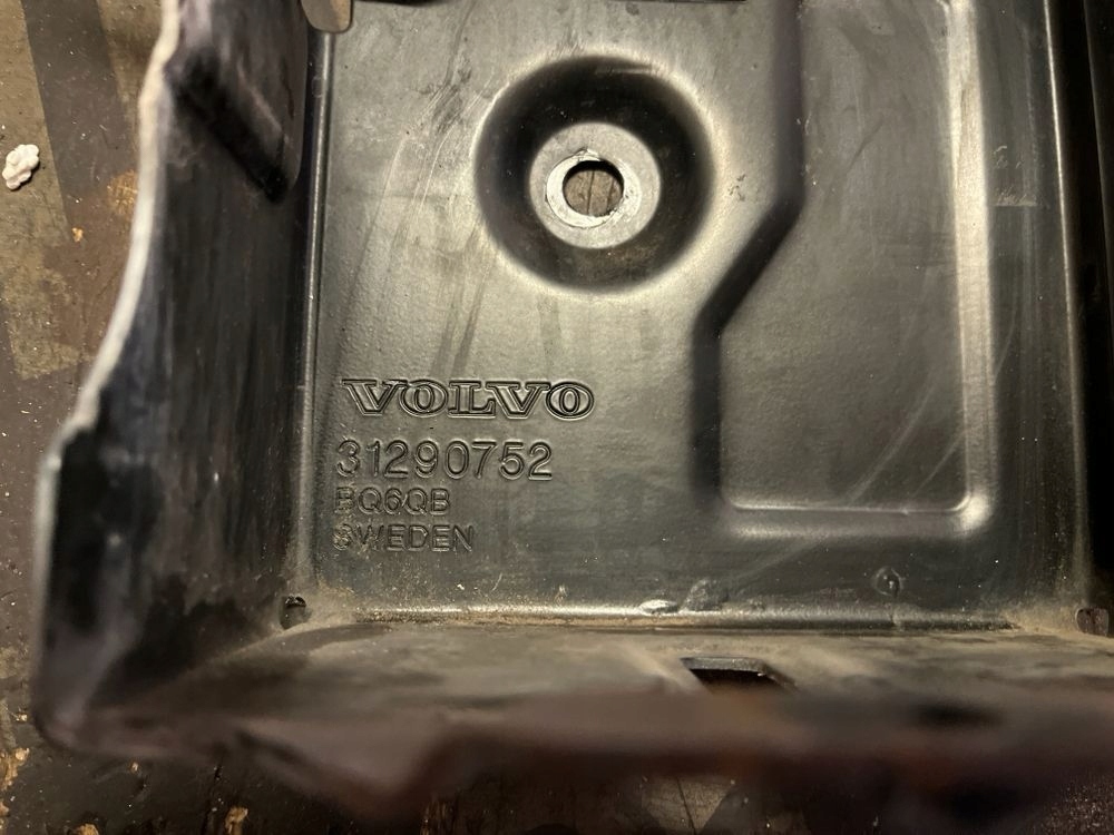 Основание аккумулятор volvo v40 cross country 2013 перед 31290752 с Разборки