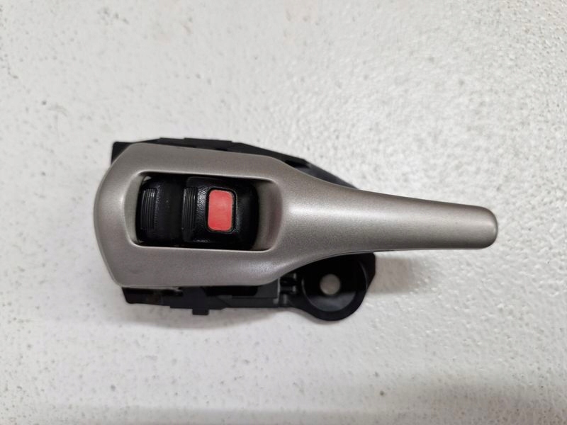 фото №1, Toyota matrix 2 ii e140 ручка дверь внутренняя левый задняя левая задняя