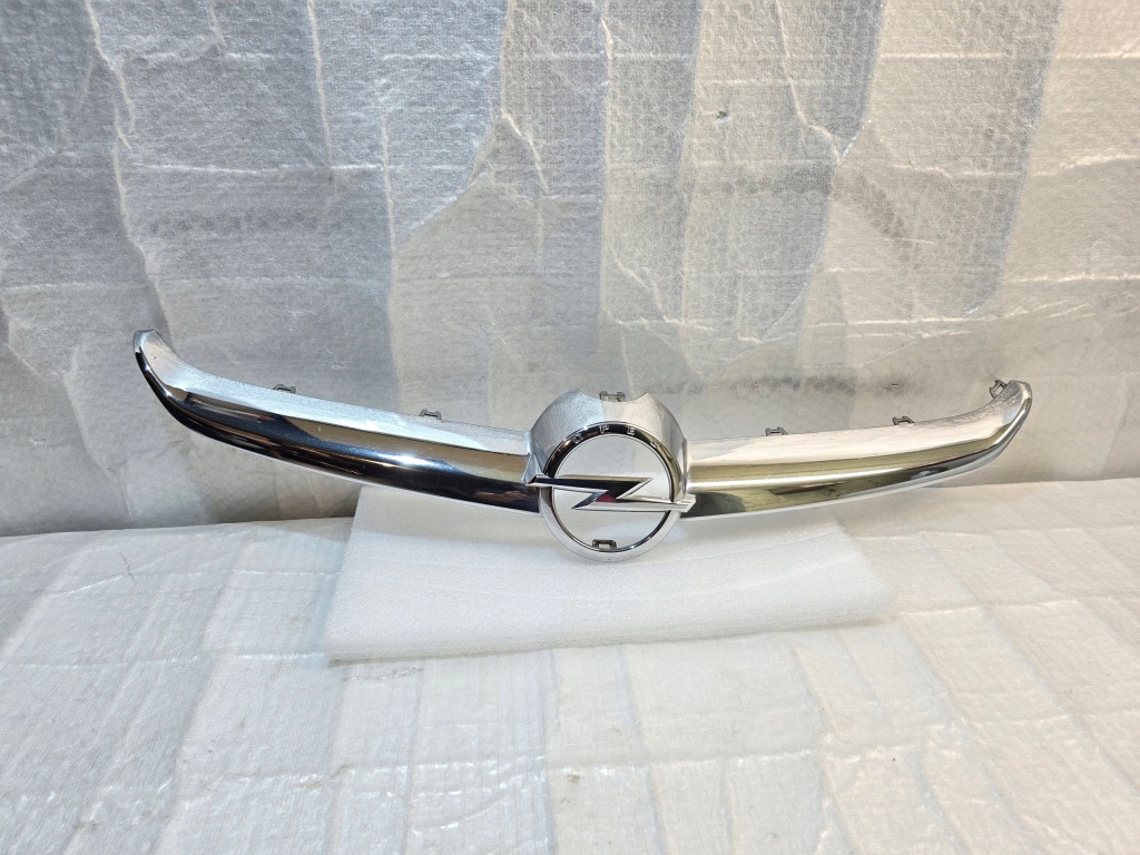 Opel astra j рестайлінг  молдинг хром решітка в Україні