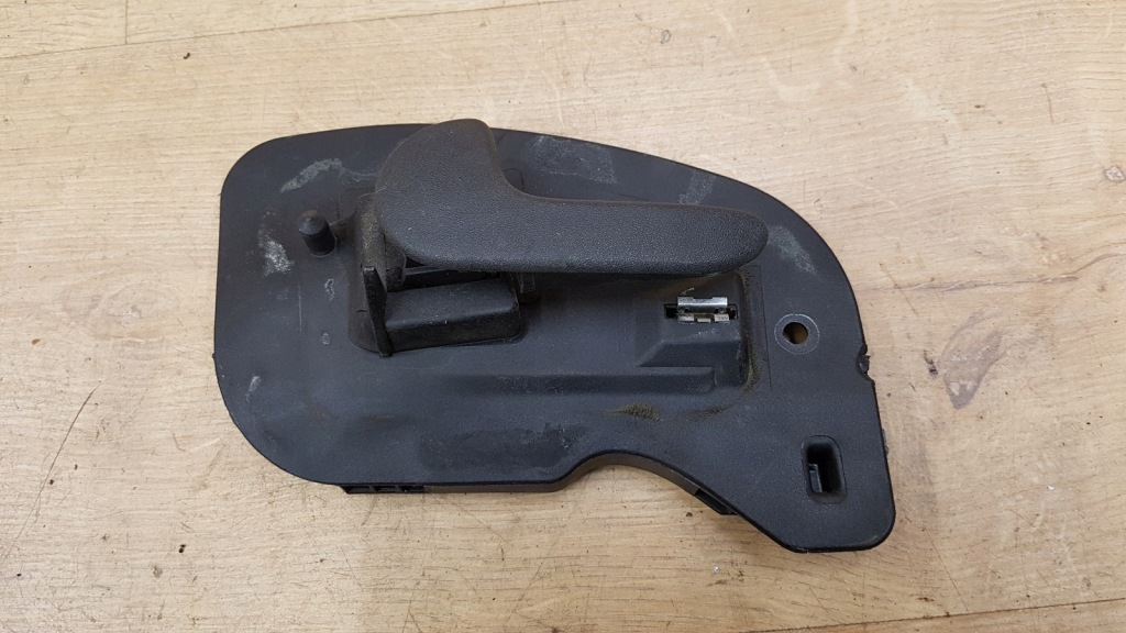 Купити Рамка ручка передніх лівих двері opel combo tour 13104263 1.7l дизель