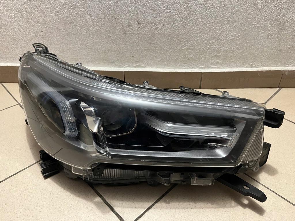фото №1, Toyota hilux viii 8 led 20- лампа передняя перед правая 1ej-923364