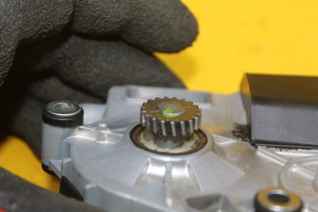 фото №6, Моторчик люк панорами задня шторка porsche cayenne ii a6 c7 1733220a