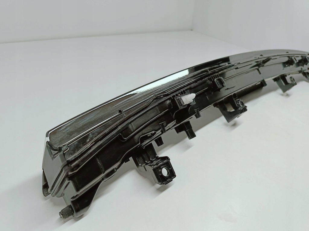 Tesla model y juniper 25- лампа накладка молдинг led бампера перед 203829496c Оригинал