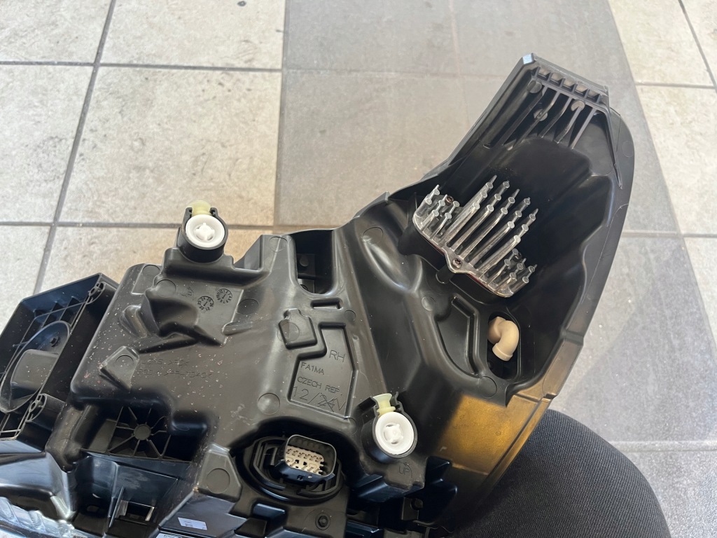 Фара правий передня ford focus mk4 iv рестайлінг  led Зі Шроту