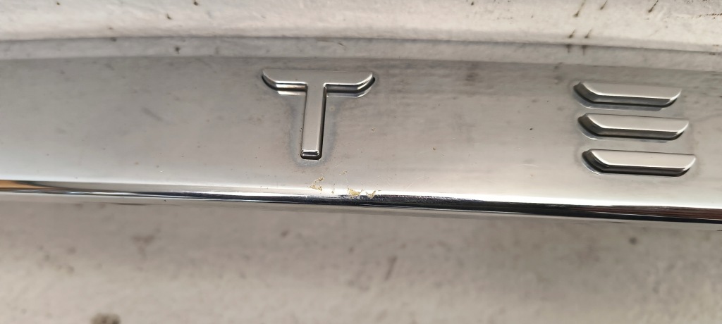 Молдинг крышки багажника tesla model x в Украине