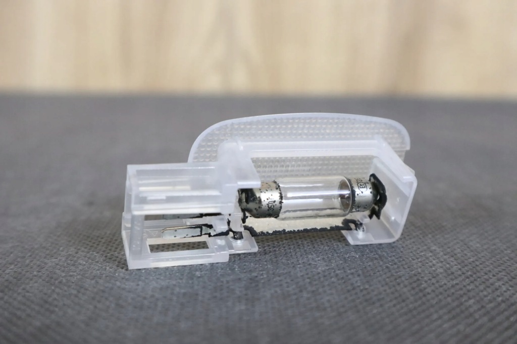 фото №2, Mercedes slk r171 лампа освітлення салону оббивка 2118203801