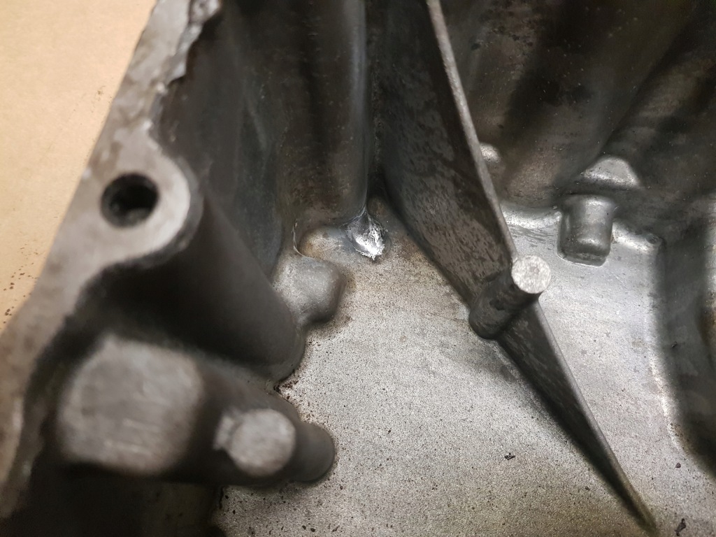 Volvo 1.5 t піддон масляна 32208571 в Україні