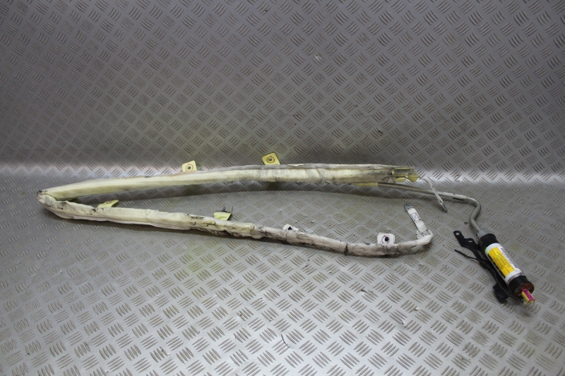 Купить Шторка безопасности боковая правая cadillac sts 2004-2011