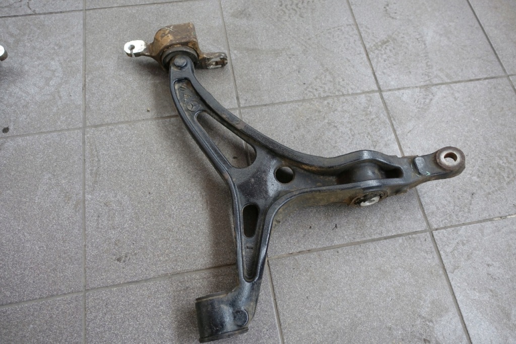 фото №1, Mercedes w251 r-klasa рычаг левый нижний перед