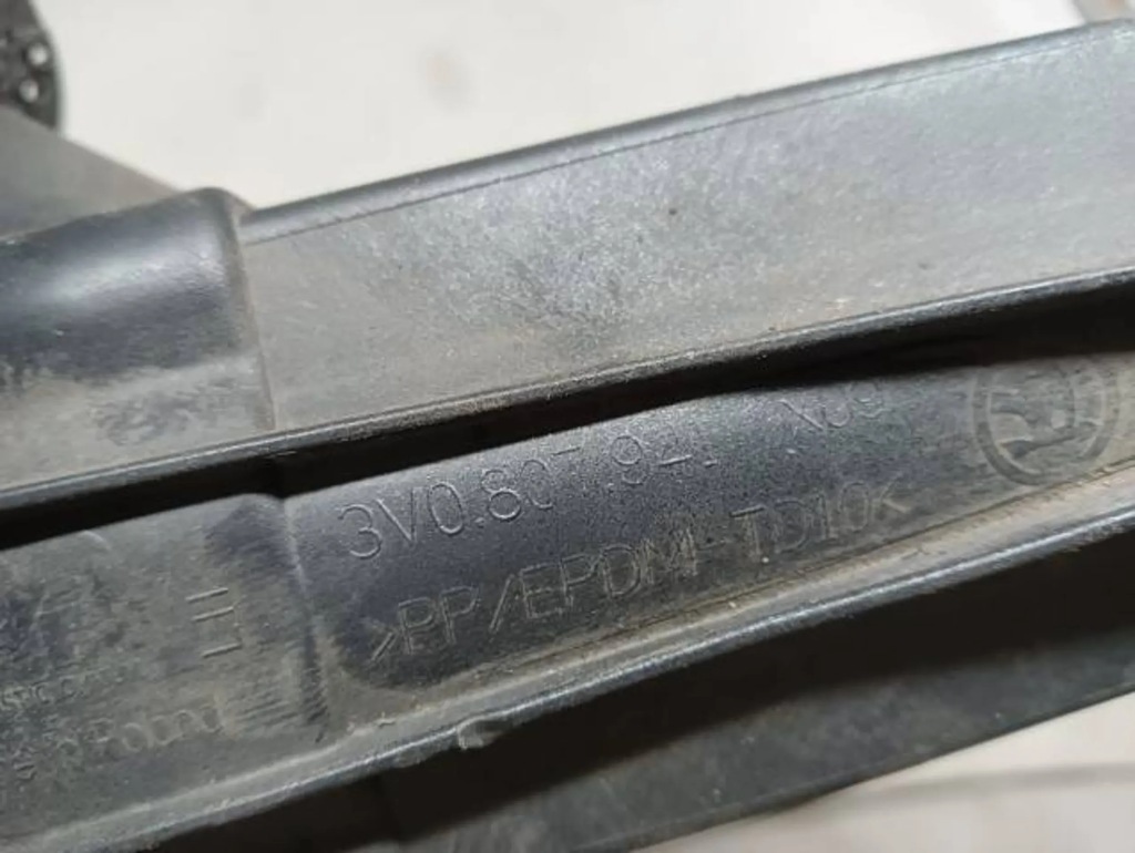 Кронштейн кронштейн распылителя левая skoda superb iii 3v0807941 в Украине