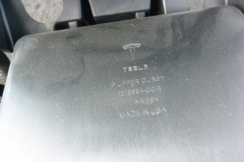 Полка под экран бардачок tesla model s 12-16 eu с Разборки