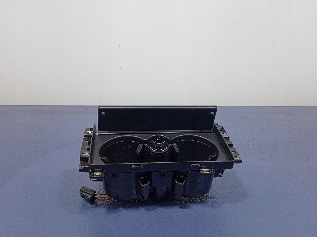Купити Audi sq8 q8 4m кронштейн   на напої  підсклянник 4m8862533c