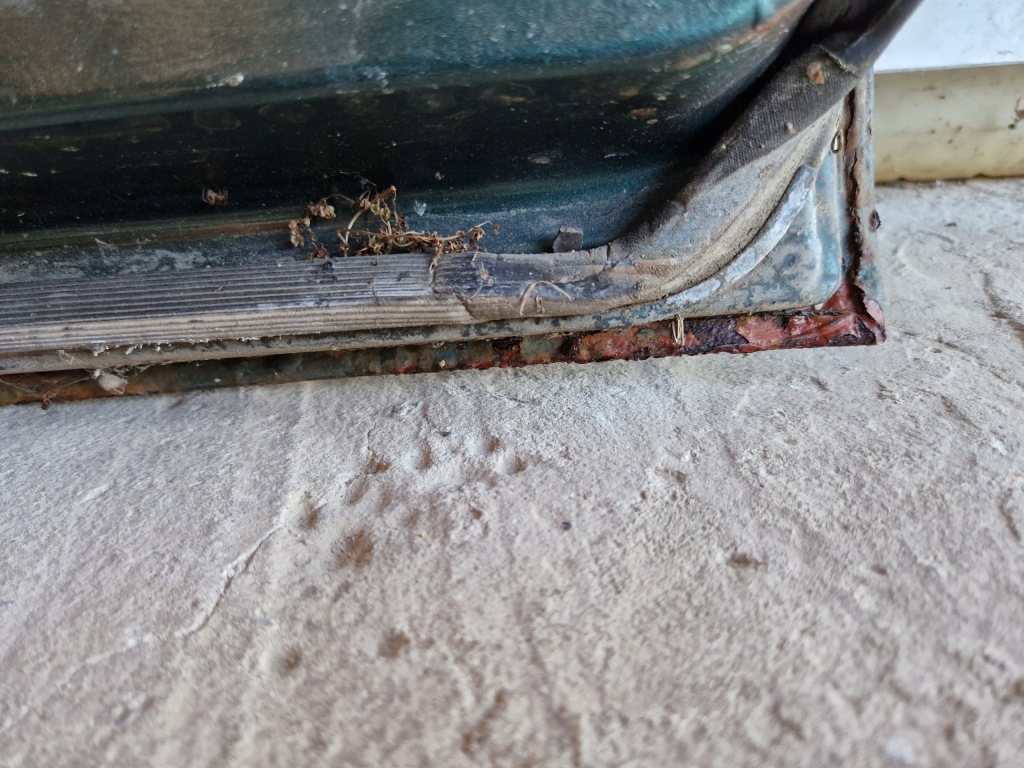 Дверь левый задний  mercedes w123 sedan Цена